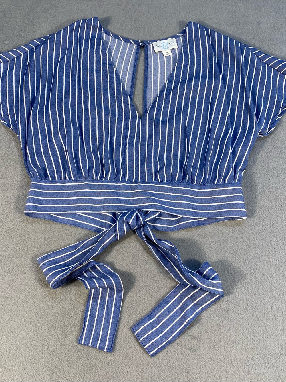 Jun & Ivy womenโs Blue & White Stripe V-neck Tie-Back Crop Top, size M